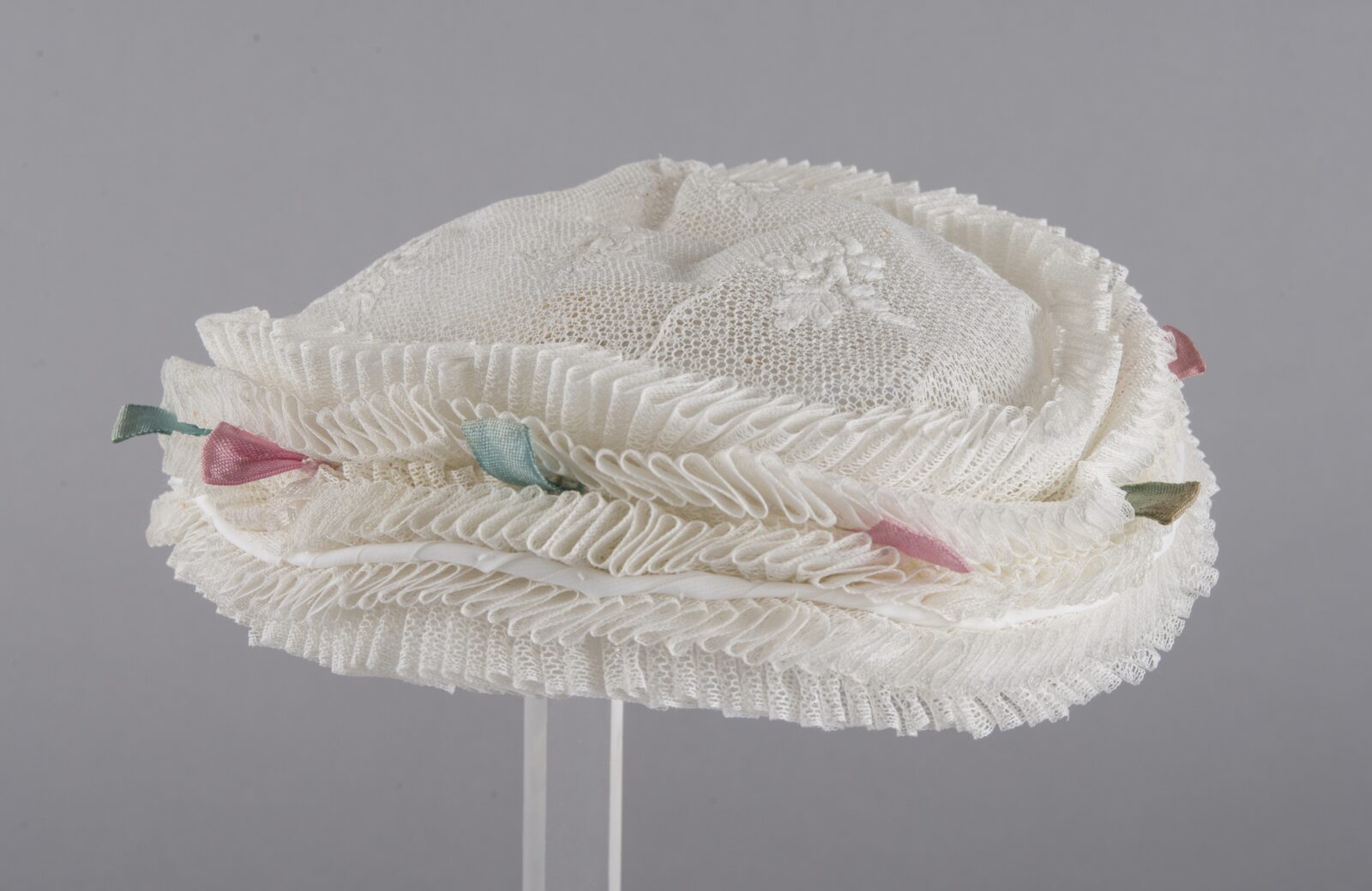 Czepiec tiulowy dla dziewczynki ozdobiony haftem maszynowym, ok. 1912&nbsp;r. wyk. Rojowa z&nbsp;Rostarzewa; Stara Dąbrowa,  pow. Wolsztyn, ze&nbsp;zbiorów Muzeum Kultur Świata oddziału Muzeum Narodowego w&nbsp;Poznaniu, fot. S. Obst